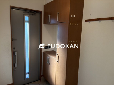 【玄関】 | 河北町谷地ひな市二丁目 | 上下に棚を移動して高さを変えられることから自由が効き便利です。春夏秋冬が豊かな山形県では、必要な靴の種類が多いですからね。