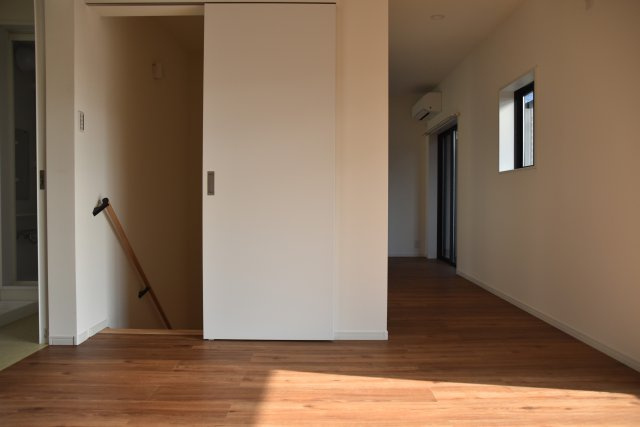 Mirei金閣寺 お店と暮らしが、ひとつになる場所の居間・リビング|シンプルな内装のLDK