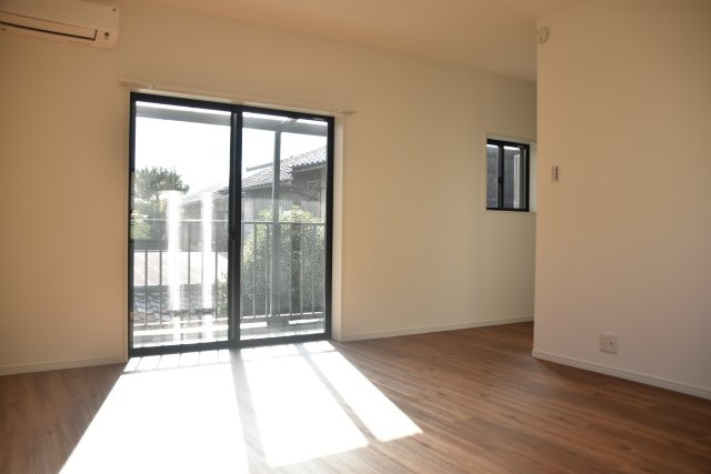 Mirei金閣寺 お店と暮らしが、ひとつになる場所の居間・リビング|南向きの明るい空間