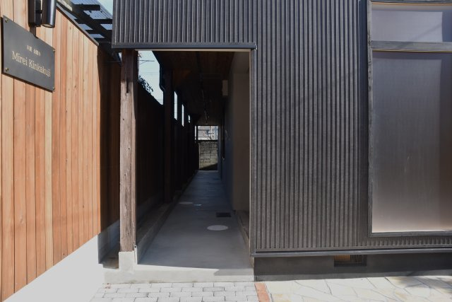 Mirei金閣寺 お店と暮らしが、ひとつになる場所のエントランス