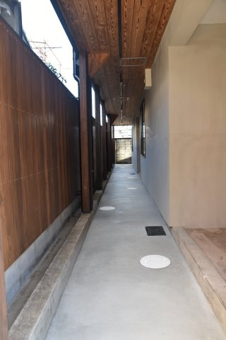 Mirei金閣寺 お店と暮らしが、ひとつになる場所のエントランス|共用通路