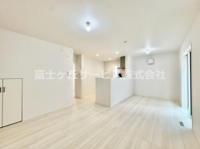 【居間・リビング】 | 豊橋市北山町 新築一戸建て 5号棟 | LDKです