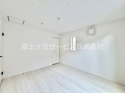 【寝室】 | 豊橋市北山町 新築一戸建て 5号棟 | 落ち着いて過ごせるお部屋なので、寝室にいかがでしょうか