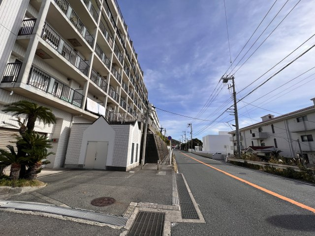 海見え！ライオンズマンション長者ヶ崎海岸海岸　2階　オーナーチェンジ物件の外観|前面道路