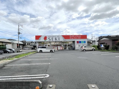 ドラッグセイムスさいたま曲本店 徒歩9分。 660m