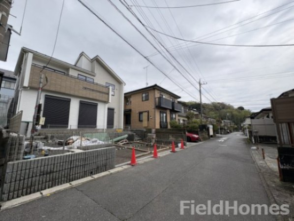 厚木市まつかげ台新築戸建て　2期1号棟の前面道路含む現地写真|前面道路含む現地写真です。