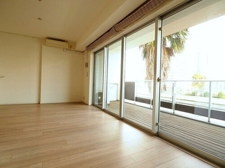 【居間・リビング】 | パークホームズ品川　ザ　レジデンス | リビングダイニング別角度（南側から）