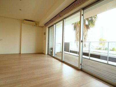 【居間・リビング】 | パークホームズ品川　ザ　レジデンス | リビングダイニング別角度（南側から）