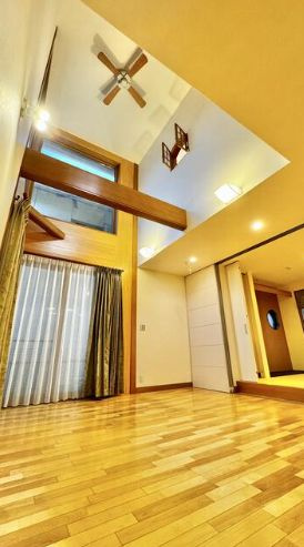 厚木市緑ケ丘4丁目　中古戸建の居間・リビング|おしゃれな居間です