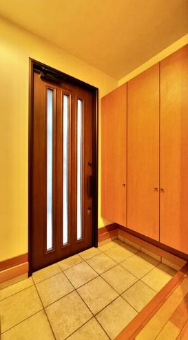 厚木市緑ケ丘4丁目　中古戸建の玄関|収納もある玄関です