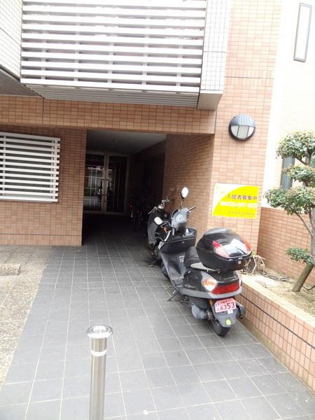 フラット花のエントランス|★建物入口です★