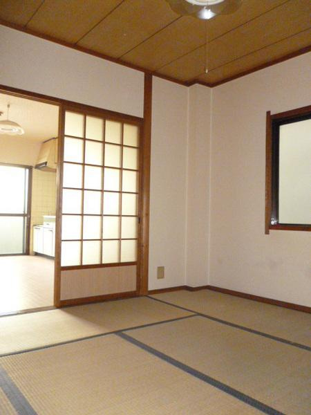 辰巳マンションの寝室|★明るい室内！！★