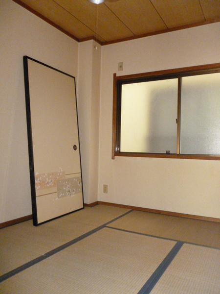 辰巳マンションの寝室|★和室にも窓あり★