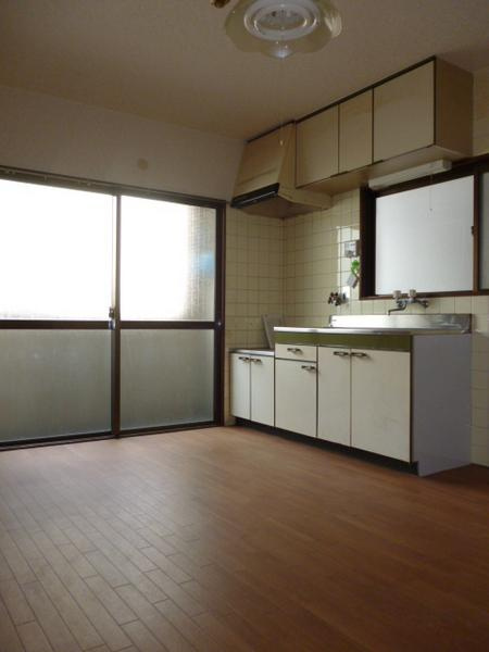 辰巳マンションの居間・リビング|★明るいリビング！！★