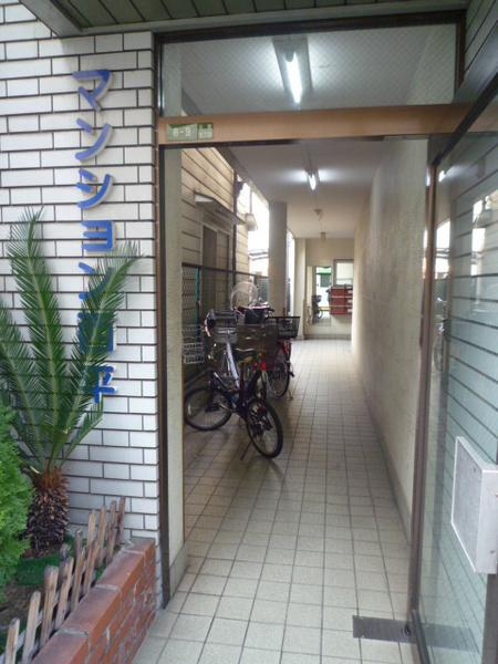マンション西平のエントランス|★自転車も置けます★