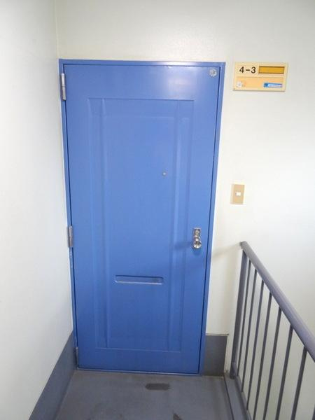 マンション西平の玄関|★青色の玄関扉★
