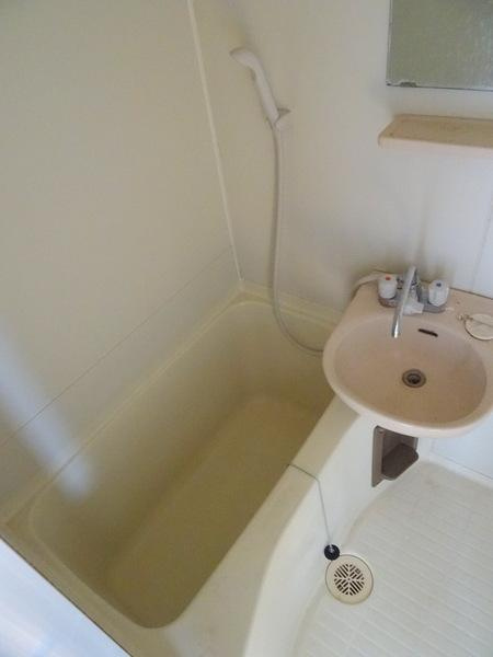 マンション西平の浴室|★鏡に洗面付き★