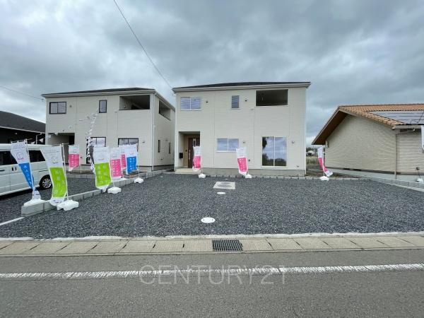 前橋市粕川町新屋第２（３号棟）の前面道路含む現地写真|並列駐車可能な駐車場スペースです。