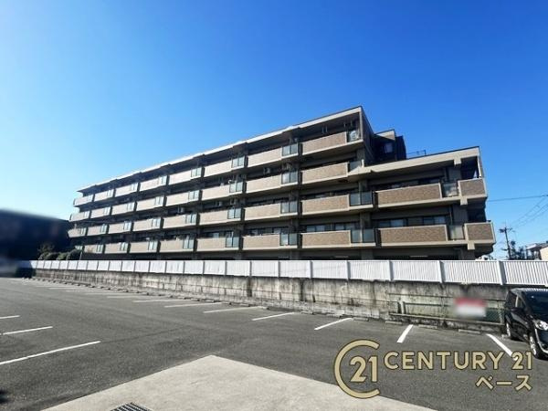 リヴェール大和高田の外観|■現地撮影写真■平成８年 建築のマンション！スーパーやドラッグストアなど、商業施設が近接した便利な住環境です！