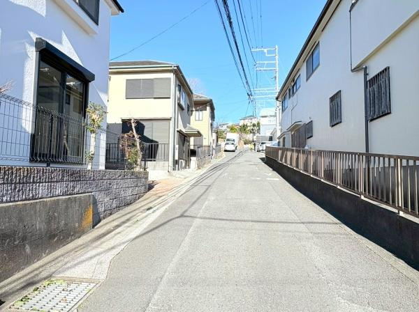 横浜市保土ケ谷区上星川２丁目の中古一戸建の前面道路含む現地写真