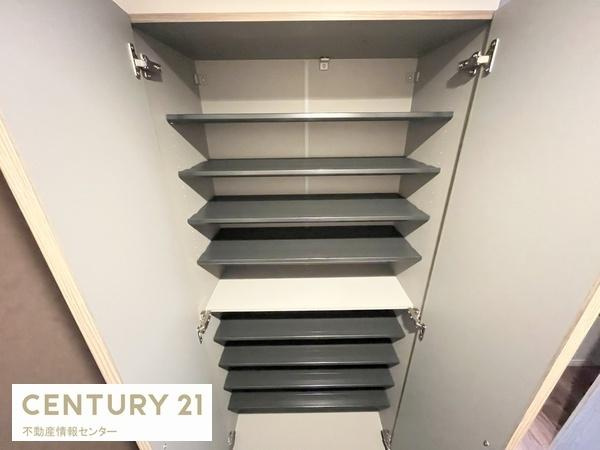 【玄関】 | 千島第１コーポ２号棟 | 大きな靴箱を新設し、ご家族の方でも十分収納可能でございます！