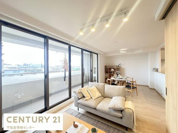 【居間・リビング】 | キングマンション大阪ベイ | 室内リフォーム済！(令和７年６月）
水回りや、建具、分電盤など細かい箇所も全て新調されています！