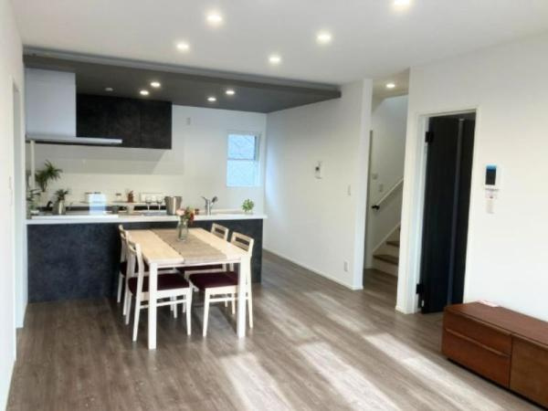 タマタウン青葉台　4号地の居間・リビング|18帖のリビングです