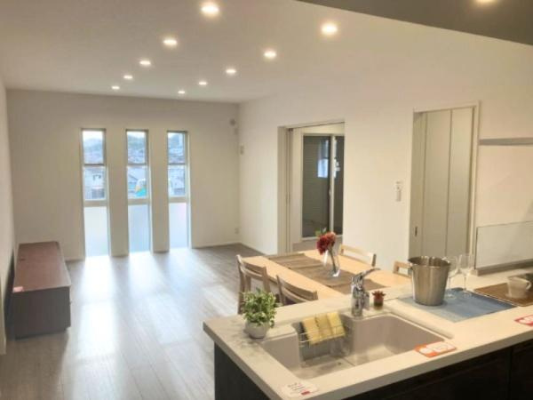 タマタウン青葉台　4号地の居間・リビング|18帖のリビングです