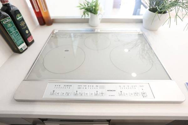タマタウン青葉台　2号地のキッチン|ガラストップのIHクッキングヒーターが設置されています。お手入れしやすいフラットなデザインです。キッチンまわりがすっきりとした印象になります。