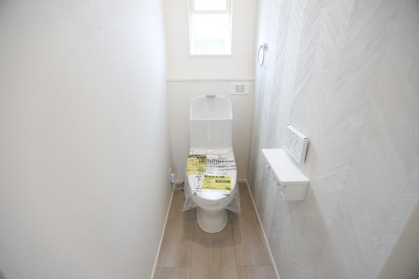 タマタウン青葉台　2号地のトイレ|明るい窓付きのトイレ空間です。清潔感のある内装で毎日快適にご利用いただけます。換気しやすい設計が特徴です。スペースがすっきりとしておりお手入れもしやすいです。