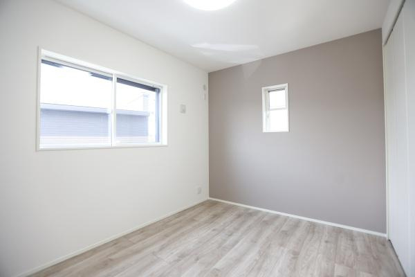 タマタウン青葉台　2号地の洋室|二面採光で明るい空間が広がっています。シンプルな内装は家具の配置がしやすいです。アクセントクロスが上品な雰囲気を演出しています。木目調のフローリングが落ち着いた印象を与えます。