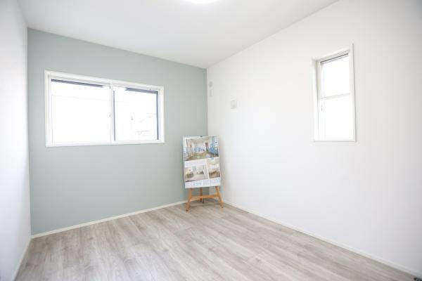 タマタウン青葉台　2号地の洋室|優しい色合いの壁が印象的な洋室です。明るい窓から自然光が入り室内が開放的に感じられます。シンプルな内装で様々なインテリアに合わせやすい空間です。床材の色合いも落ち着いていて快適に過ごせます。