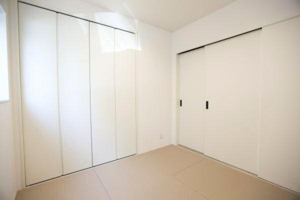 タマタウン青葉台　2号地の和室|シンプルで明るい雰囲気の和室です。収納スペースも充実しておりお部屋をすっきりと使えます。畳のやさしい色合いが空間を落ち着いた印象にしています。使い勝手の良いクローゼット付きです。