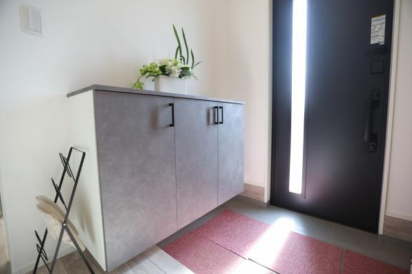 タマタウン青葉台　2号地の玄関|玄関にはシンプルで落ち着いたデザインの収納が設置されております。清潔感のある床と明るい光が差し込むドアが印象的です。