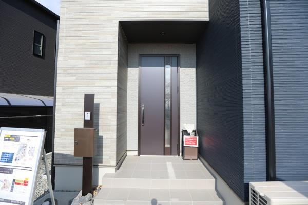 タマタウン青葉台　2号地の玄関|スタイリッシュな外観デザインの玄関です。ゆったりとしたアプローチがありモダンな印象を与えます。シンプルでまとまりのある配色が特徴です。