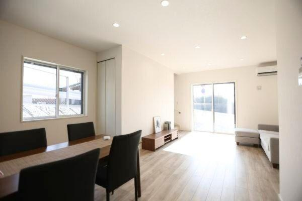 タマタウン青葉台　2号地の居間・リビング|明るい日差しが差し込むリビングはシンプルな内装で開放感があります。大きな窓が空間を広々と見せています。床材のナチュラルな風合いが温かみをプラスしています。