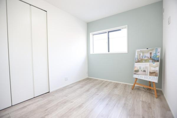 タマタウン青葉台　2号地の洋室|淡い色合いのアクセントクロスが印象的な洋室です。二面採光で室内が明るくなっています。収納スペースもしっかり確保されています。用途に合わせて使いやすい空間です。