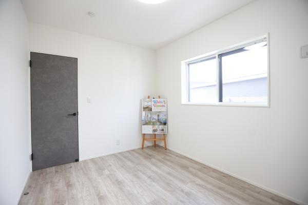 タマタウン青葉台　2号地の洋室|白を基調とした壁と明るいフローリングが特徴の洋室です。大きな窓からしっかりと光が入ります。シンプルな内装でコーディネートがしやすい空間です。ドアの落ち着いた色合いがアクセントになっています。