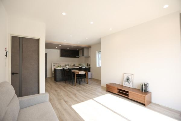 タマタウン青葉台　2号地の居間・リビング|リビングに大きな窓があり日差しがたっぷりと入ります。床や壁はシンプルな色合いでさまざまなインテリアに調和します。キッチンとつながった開放的な空間となっております。