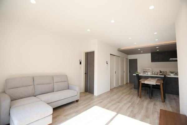 タマタウン青葉台　2号地の居間・リビング|大きな窓から光が差し込む明るいリビングです。シンプルな内装が空間を広く見せています。床や壁の色合いが調和し開放感のある雰囲気を演出します。