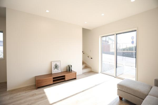 タマタウン青葉台　2号地の居間・リビング|キッチンスペースが充実しています。