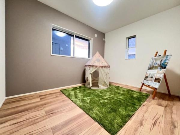 タマタウン坂ノ市3　5号地の洋室|アクセントクロスがオシャレな洋室です。