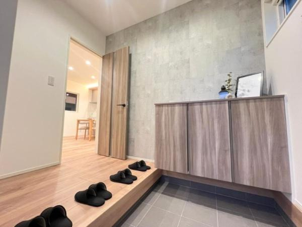 タマタウン坂ノ市3　5号地の玄関|グレーを基調とした玄関ホール。