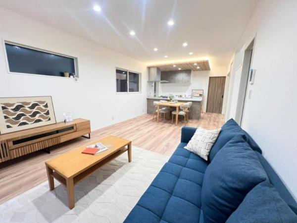 タマタウン坂ノ市3　5号地の居間・リビング|対面キッチンで広々とした空間になっています。