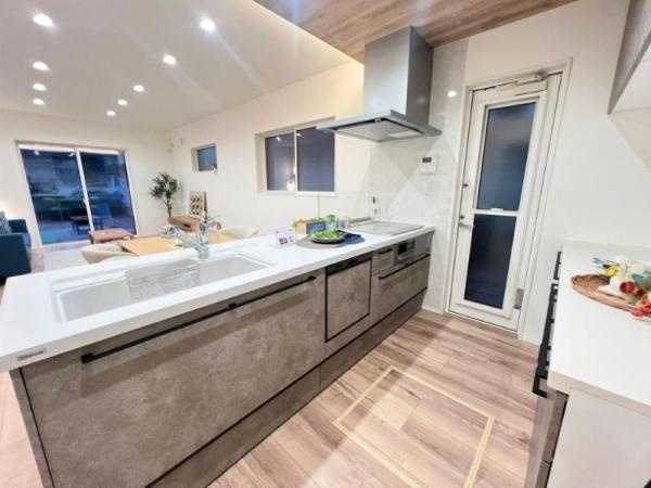 タマタウン坂ノ市3　5号地のキッチン|キッチンには食洗機付き。勝手口から外にも出られます。