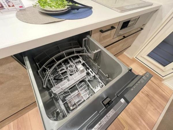 タマタウン坂ノ市3　5号地のキッチン|食器洗浄機を使うことで、手洗いの時間と労力を大幅に節約できます。
