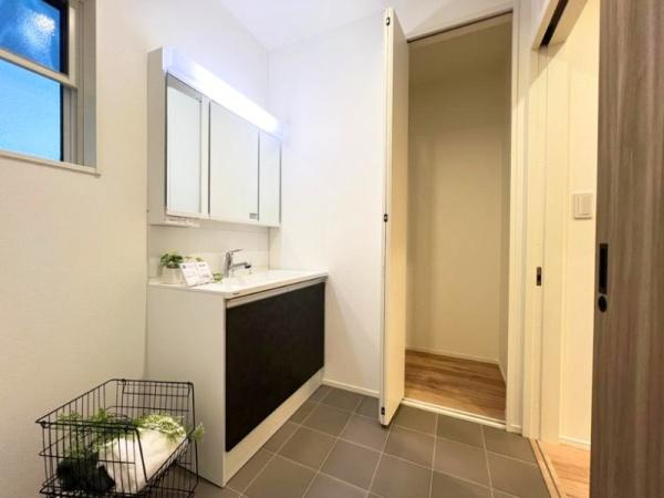 タマタウン坂ノ市3　5号地の独立洗面台|脱衣室には収納付きで便利えす。