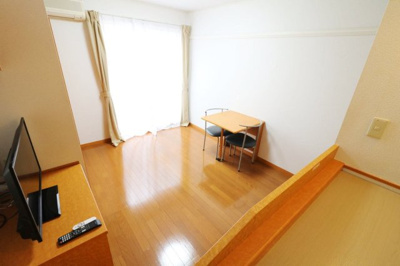 【居間・リビング】 | レオパレスノーブル・ノーヴァⅡ | 大型家具家電付きにより初めての一人暮らしの方も安心