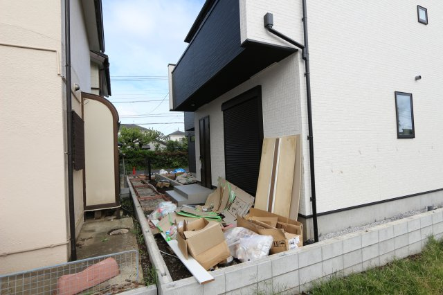 【GRAFARE　ZEH水準仕様】小平小川町８期の外観|太陽光パネルやZEH水準の優れた省エネ性能により、
毎月の光熱費を賢く抑えながら、地球環境にも優しい暮らしを手に入れられます。