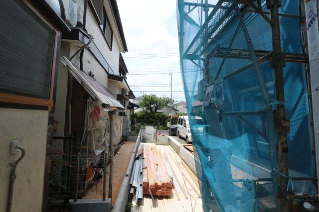 【GRAFARE　ZEH水準仕様】小平小川町８期の外観|家族の会話が弾む対面キッチンは、お子様の様子を見ながら調理できる安心設計。